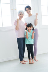 Fototapeta premium ガッツポーズするスポーツウェアの女性家族