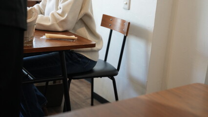 カフェでくつろぐ女性