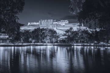Fototapeta premium The Potala Palace at night is a building that integrates palaces, castles and monasteries.