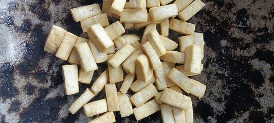 Pan-fried diced tofu, in iron pan, white tofu