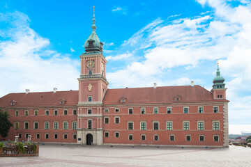 Obraz premium Beautiful view of Warsaw Royal Castle - Warsaw Old Town on the Vistula River, Poland