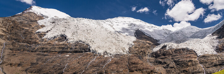 The 6773 m high Togolung mount -left- and the 7206 m high Nojin Kangsang mount