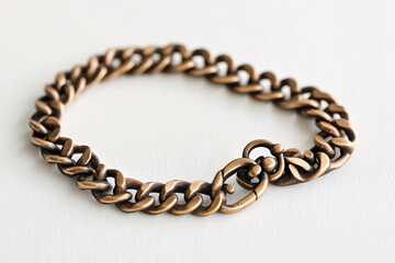 Obraz premium close-up of a gold chain bracelet on a white background