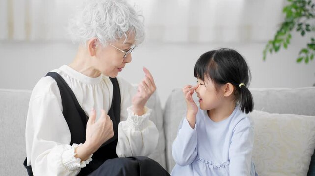 女の子とおばあさんのツーショット　ファミリーイメージ