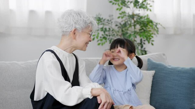 女の子とおばあさんのツーショット　ファミリーイメージ