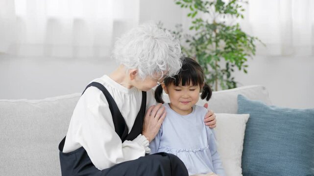 女の子とおばあさんのツーショット　ファミリーイメージ
