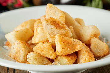Fried potato wedges with salt and pepper powder