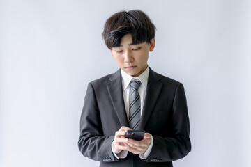 スマホを見る若いビジネスマン
