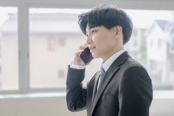電話するビジネスマン