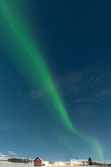 Aurores bor&eacute;ales prises dans un fjord &agrave; Tromso, en Laponie Norv&eacute;gienne, en d&eacute;cembre 2023.