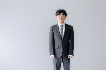 直立する若いビジネスマン