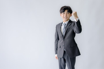 ガッツポーズする若いビジネスマン