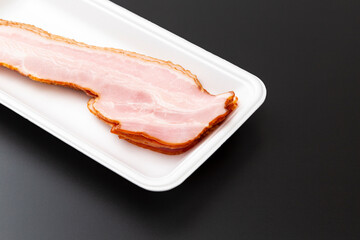 黒背景にベーコンスライス