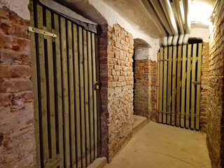 Verschlossene Kellert&uuml;r in einem Mietshaus