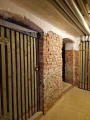 Verschlossene Kellertür in einem Mietshaus