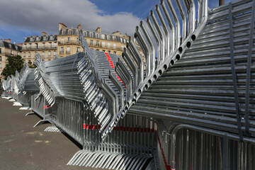 Tas de barrières à Paris sur le Pont Saint Louis