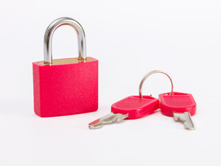 赤色の南京錠と鍵　セキュリティ