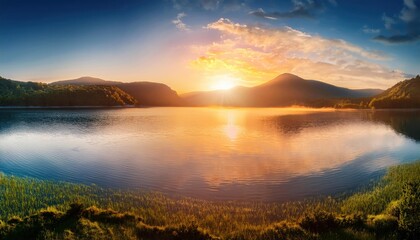 Obraz premium Panorama of beautiful sunrise over lake 
