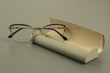okulary w etui na okulary w odcieniach beżu © Nina