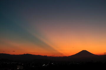 薄明光線と富士山