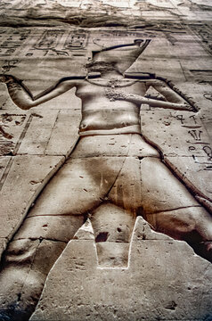 gescantes historisches Farbfoto von reliefartigen in einer Wand eingemeiselten Pharaonen und G&ouml;tter im Tempel von Karnak, &Auml;gypten