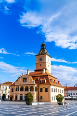 Obraz premium Brașov's historic town hall. The stunning town hall of Brașov, Romania, showcases its unique architecture against a clear blue sky on a bright day.