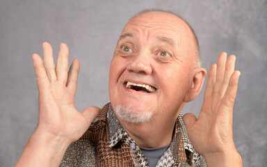 portrait homme âgé exprimant la surprise