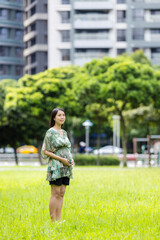 Fototapeta premium Asian pregnant in the park