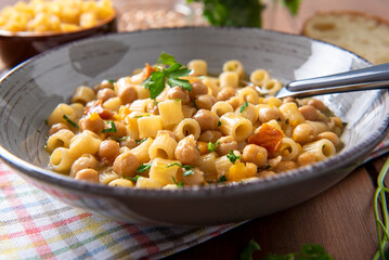 Minestra di pasta e ceci, ricetta della tradizionale cucina italiana, gastronomia europea 