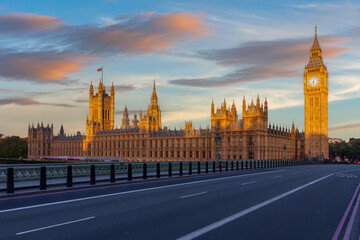 Obraz premium Big Ben and Houses of Parliament from Westminster bridge at sunrise, London, UK