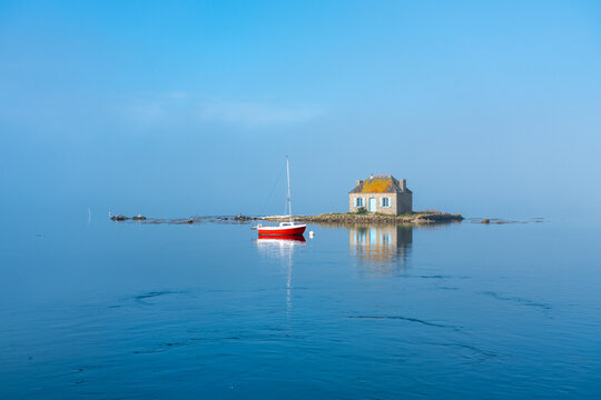 Idyllic Brittany scene with cottage on calm water, Saint Cado, Nichtarguer