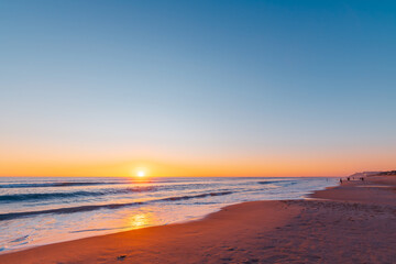 Obraz premium Port Noarlunga beach with fishermen at sunset during salmon season, South Australia