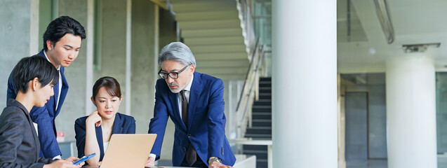 会議するビジネスパーソンのグループ