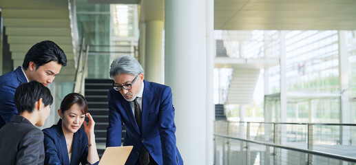 会議するビジネスパーソンのグループ