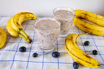 Smoothie z banana i winogronu z jogurtem © Monika