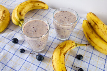 Smoothie z banana i winogronu z jogurtem © Monika