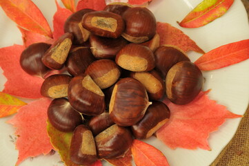 Châtaignes sur assiette ambiance automnale