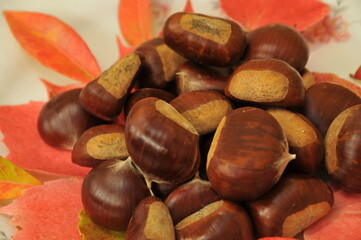 Châtaignes sur assiette ambiance automnale
