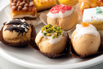 Primo piano di pasticcini con varie decorazioni e farciture 