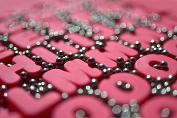 Alphabet rose et billes en métal