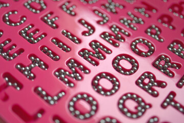 Alphabet rose et billes en métal