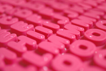 Alphabet rose et gouttes d'eau