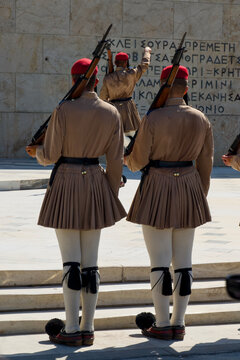 La rel&egrave;ve de la Garde Pr&eacute;sidentielle sur la place Syntagma