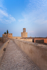 La Torre de Espantaperros en la Alcazaba de Badajoz, destacando su arquitectura histórica, ...