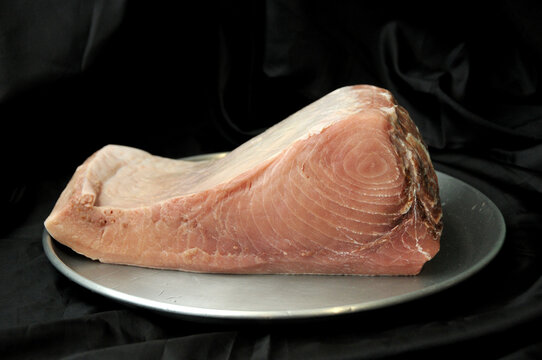 Longe d'espadon sur plateau