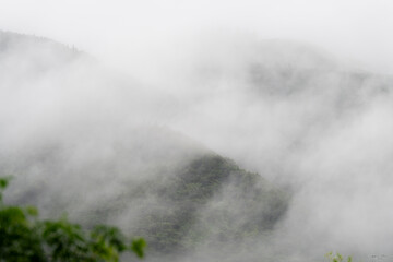 霧に包まれた山
