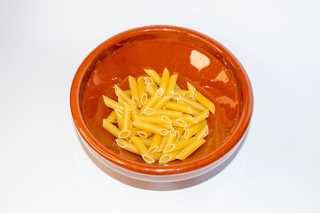 Pasta italiana. Macarrones crudos normales.