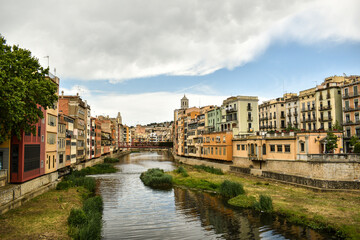 Obraz premium Cuidad de Gerona, Girona, Catalunya, casas de colores junto al rio y puente eiffiel