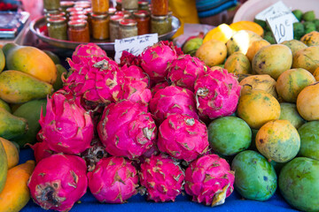 fruits du dragon ou pitayas, sur un marché