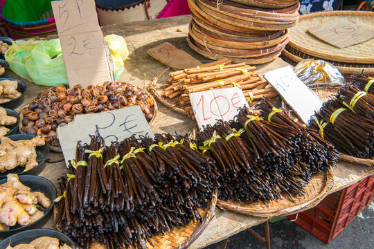 gousses de vanille sur un march&eacute;, &icirc;le de la R&eacute;union